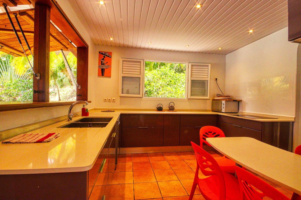 11Location villa piscine le diamant martinique_cuisine et passe plat